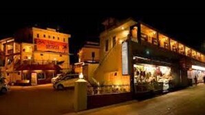 A hotel with a ground floor restaurant and upper rooms. - Hotel Shanti Mount Abu (Abu Road)