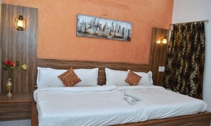 Ein Hotelzimmer mit einem großen Bett, einem hölzernen Kopfteil, einem Stadtbildgemälde und einer Vase mit Blumen.