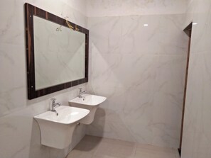 Phòng | Phòng tắm | Buồng tắm vòi sen, vòi sen phun mưa, khăn tắm, xà phòng 