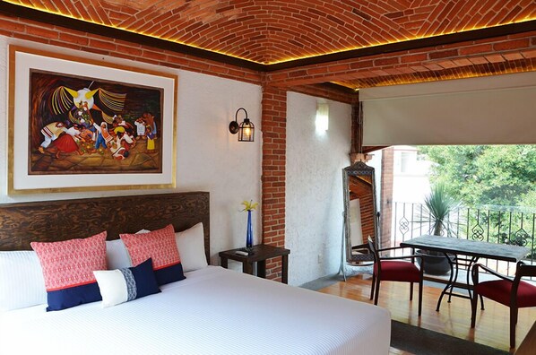 Premium bedding, in-room safe, iron/ironing board, WiFi