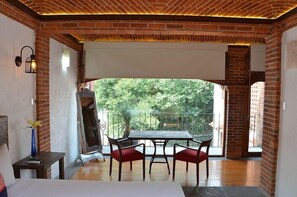 Premium bedding, in-room safe, iron/ironing board, WiFi