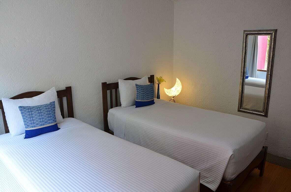 Ropa de cama de alta calidad y caja de seguridad en la habitación 