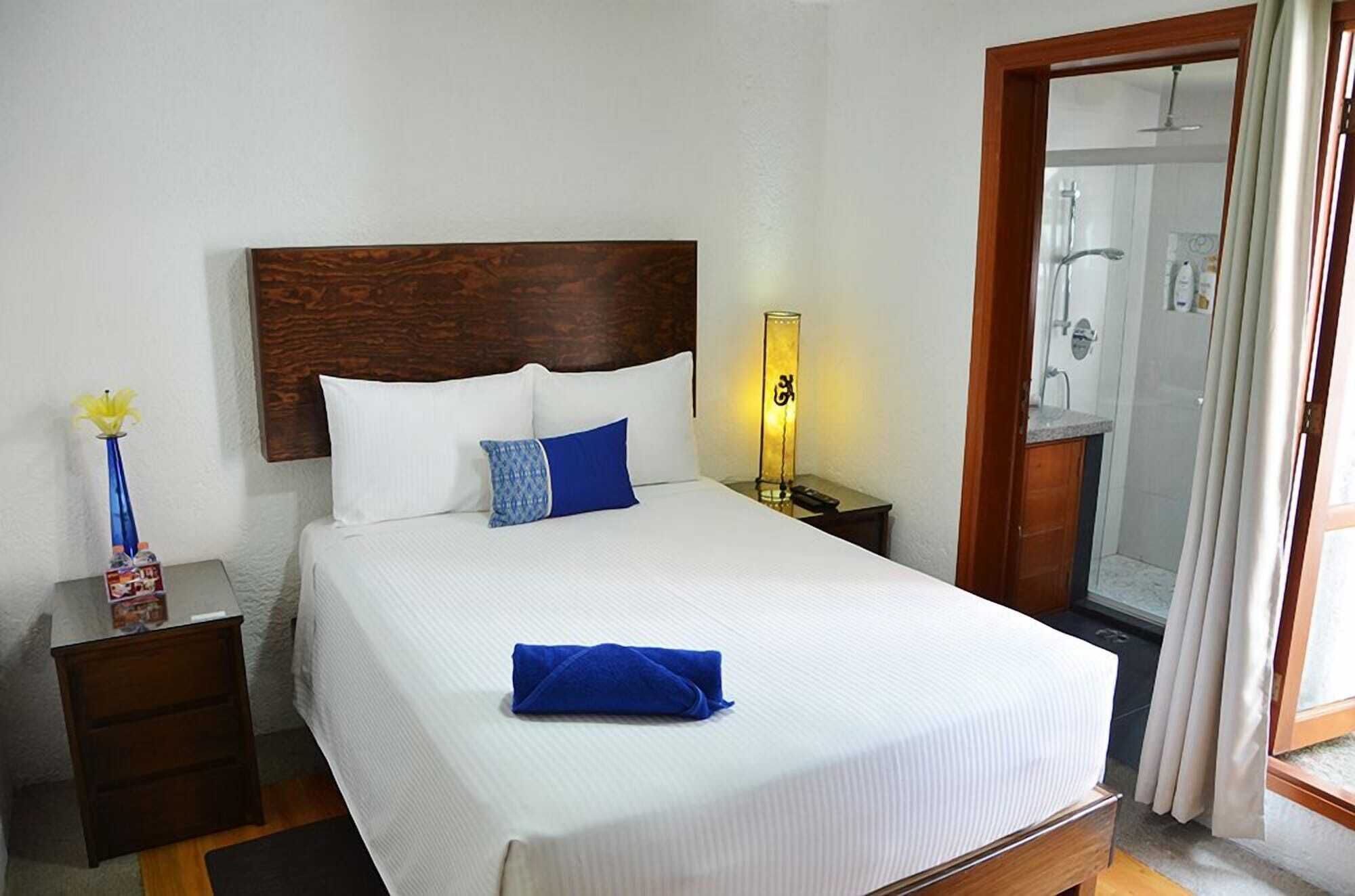 Ropa de cama de alta calidad y caja de seguridad en la habitación 