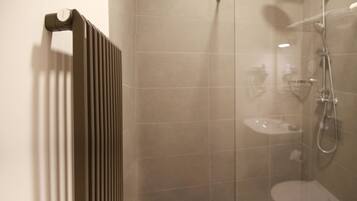 Un baño con ducha, inodoro y lavabo.