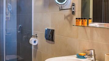 Loft de diseño | Baño | Ducha, artículos de higiene personal gratuitos y secador de pelo