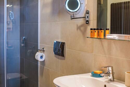 Loft de diseño | Baño | Ducha, artículos de higiene personal gratuitos y secador de pelo