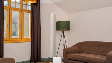 Design-Suite | Hochwertige Bettwaren, Minibar, Zimmersafe, Schreibtisch