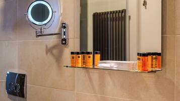 Doccia, set di cortesia gratuito, asciugacapelli, pantofole