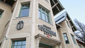Un edificio con un letrero que dice "GUNAKU TORZBURG".