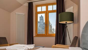 Hochwertige Bettwaren, Minibar, Zimmersafe, Schreibtisch