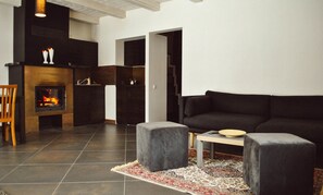 Luxury Cottage, 3 Bedrooms, Hot Tub, Lake View | Living room | Flat-screen TV, fireplace