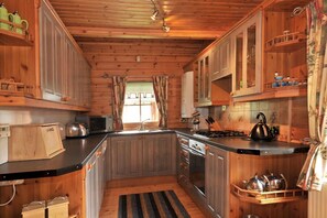 Lemari es, microwave, oven, dan kompor