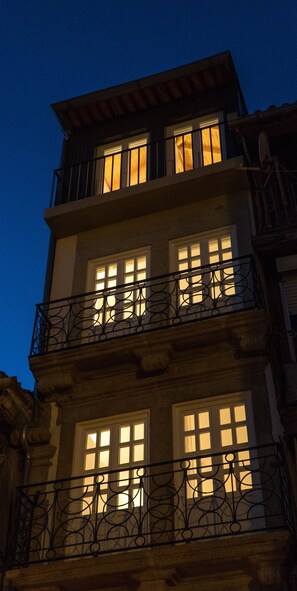 Facciata della struttura - sera/notte