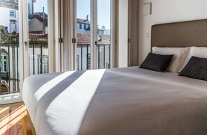 Doppia Deluxe, balcone, vista fiume | Minibar, cassaforte in camera, una scrivania, tende oscuranti