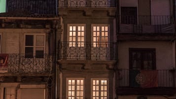 Fachada de la propiedad por la tarde o noche
