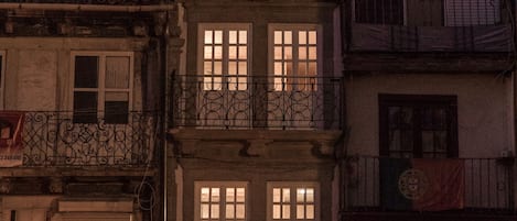 Fachada da propriedade à noite