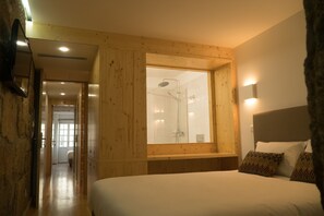 Standard Double Room | Minibar, in-room safe, desk, blackout drapes - Ribeiredge Guest House (Porto)