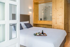 Deluxe Double Room, Balcony, River View | Minibar, in-room safe, desk, blackout drapes - Ribeiredge Guest House (Porto)