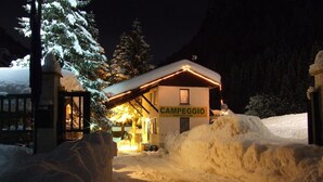 A snow-covered path leading to a building with a sign reading "CAMPEGGIO". - Campodolcino Camping (Campodolcino)