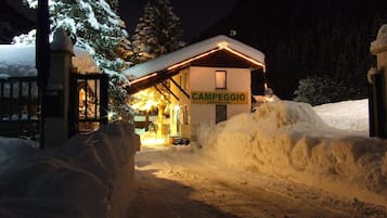 住宿正面 (夜晚)