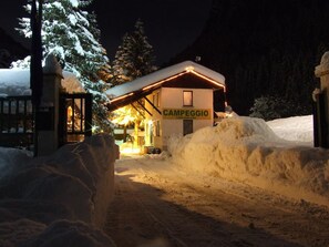 Façade de l’hébergement - soirée/nuit