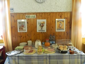 Daily buffet breakfast for a fee
