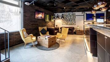 Menghidangkan sarapan, makan tengah hari dan makan malam