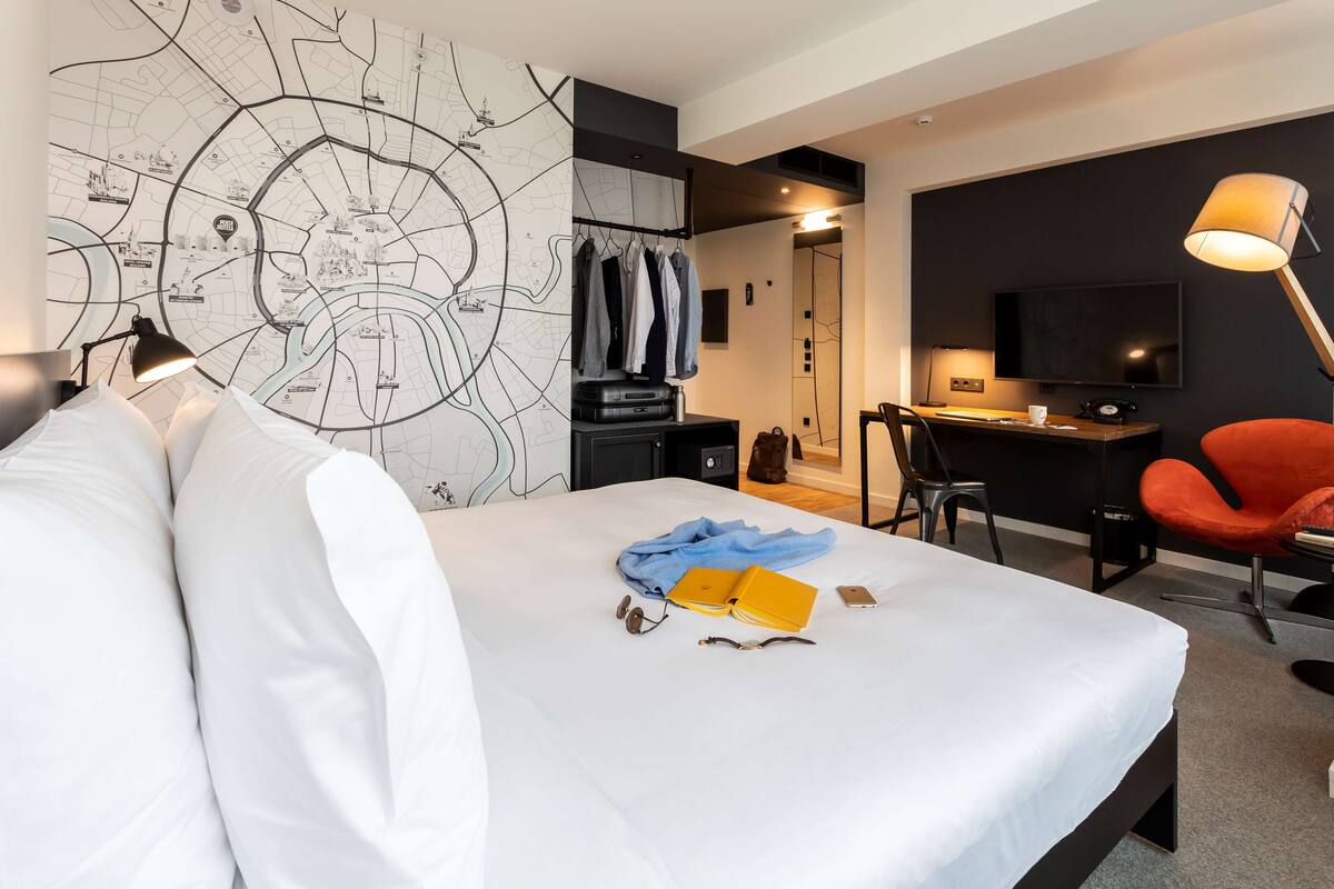 Standard Double Room | 1 bilik tidur, peti besi dalam bilik, meja, langsir/tirai gelap terus