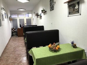 Frokostbuffé hver dag (EUR 5.00 per person)