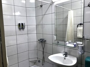 Shower, hair dryer, slippers, towels - Kingdom Rooms Visoko (Visoko)