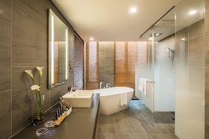 Suite Premier, 1 cama matrimonial | Baño | Amenidades de baño ecológicas, secadora de cabello, batas, pantuflas