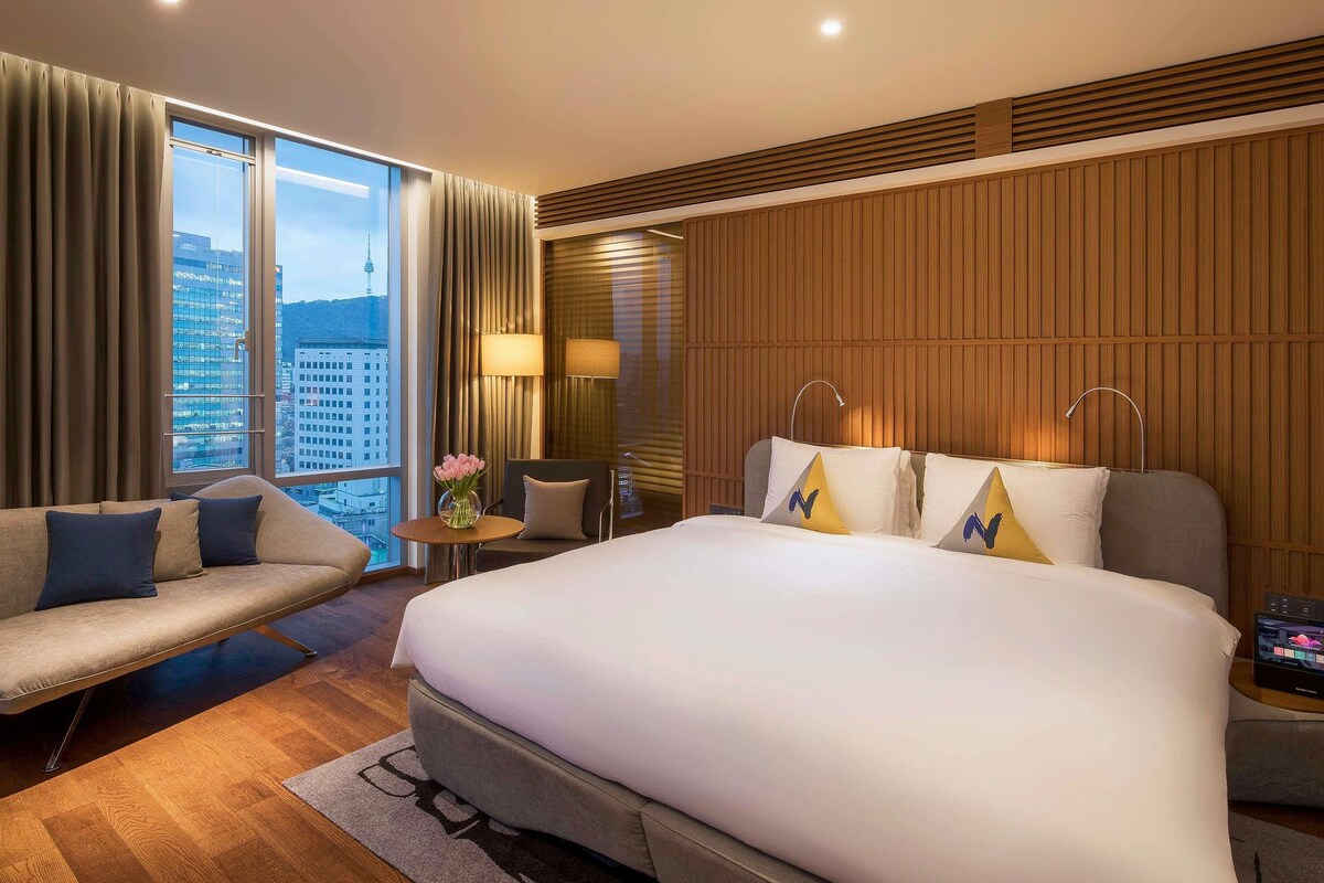 Premier Suite, 1 Double Bed | Premium bedding, down duvets, minibar, in-room safe