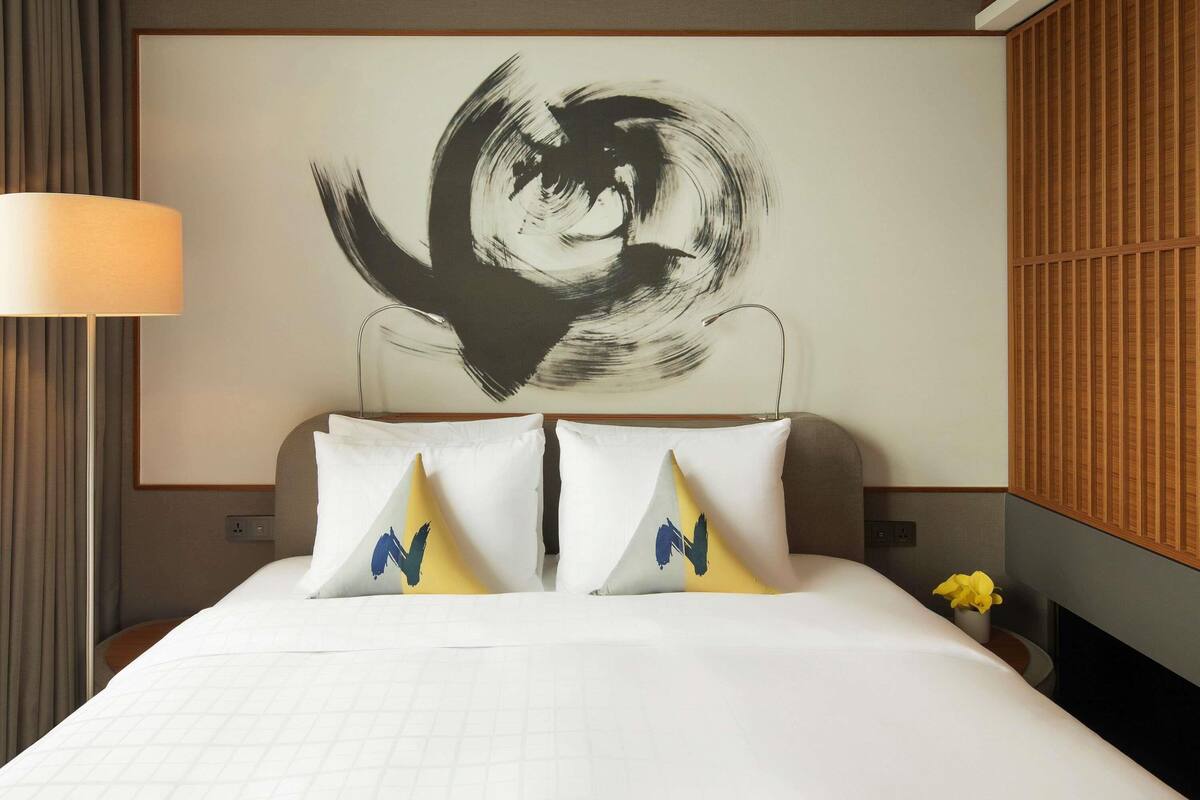 1 bedroom, premium bedding, down duvets, minibar