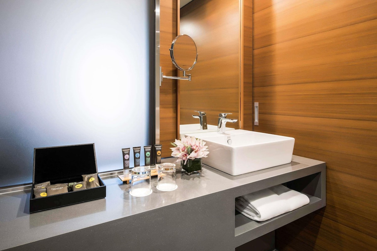 1 bedroom, premium bedding, down duvets, minibar