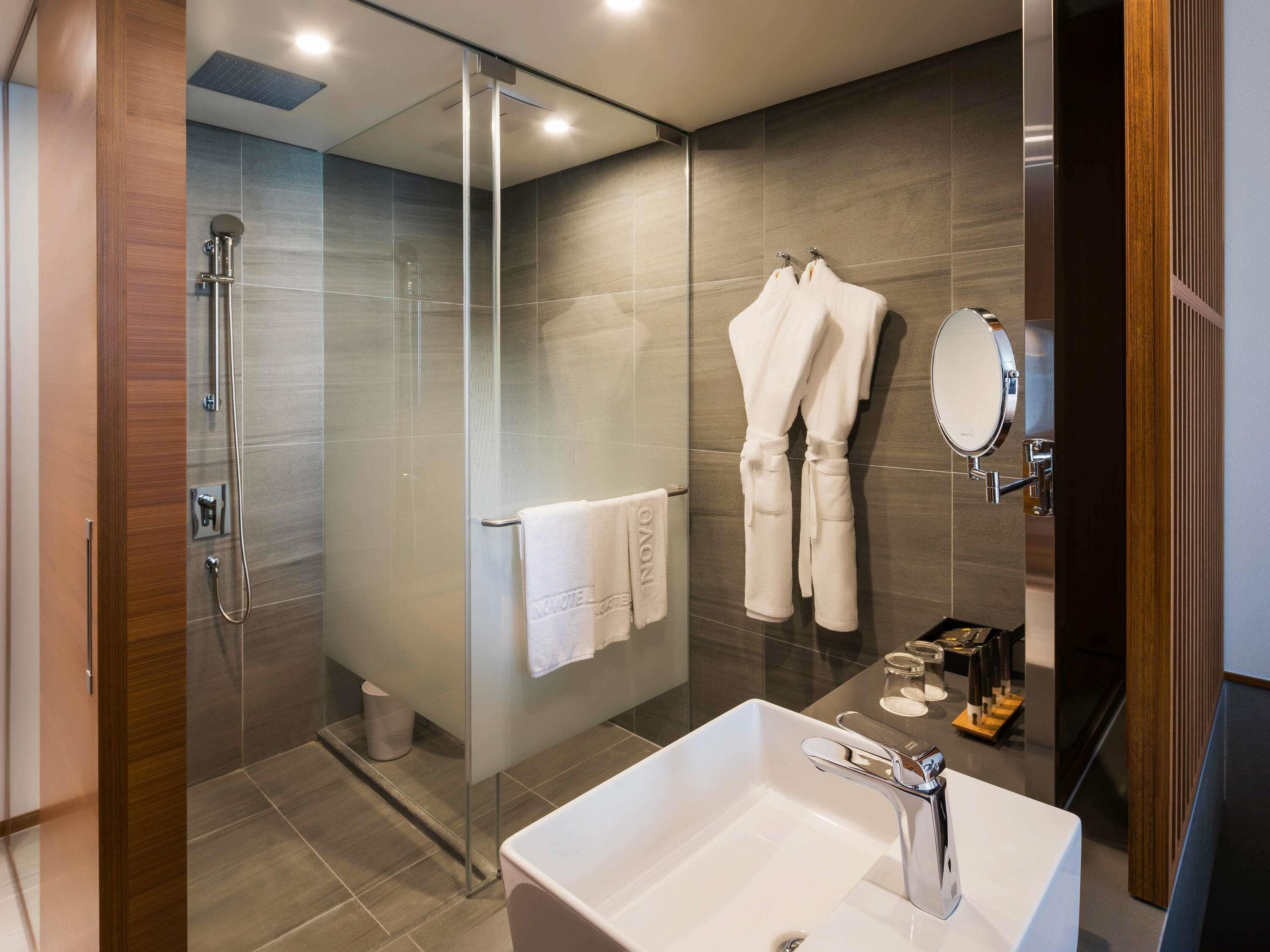 高档床上用品、羽绒被、迷你吧、客房内保险箱