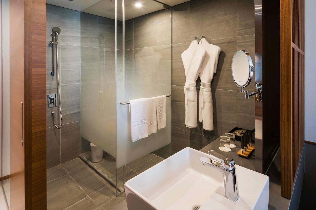 高档床上用品、羽绒被、迷你吧、客房内保险箱