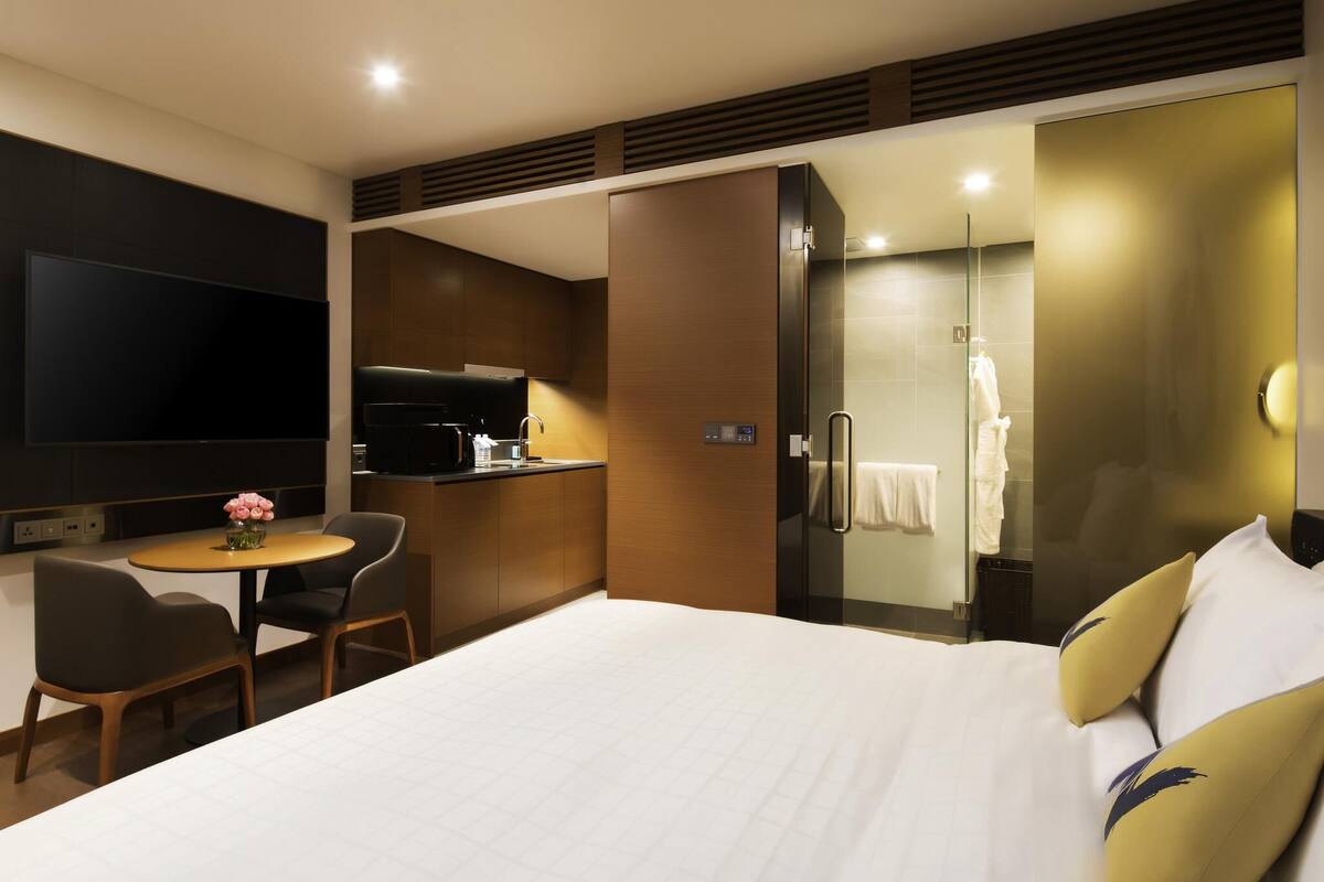 Ropa de cama de alta calidad, cubrecamas y minibar 