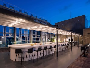 2 bars/lounges, lobbylounge, bar met dakterras