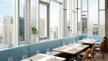 2 restaurants servant le déjeuner, spécialités Cuisine internationale