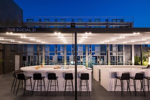 Poolside bar - Novotel Ambassador Seoul Dongdaemun Hotels & Residences (Seoul)