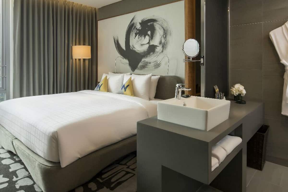 standard room, 1 queen bed | living area | 55-inch tv with cable channels