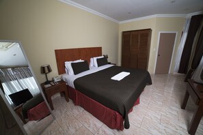 高档床上用品、客房内保险箱、办公桌、笔记本电脑工作区