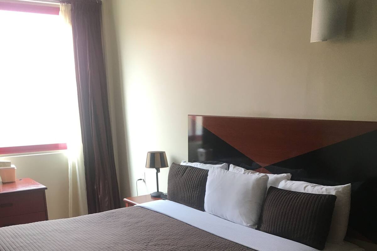 Habitación estándar, 1 cama de matrimonio grande | Ropa de cama de alta calidad, caja fuerte, escritorio