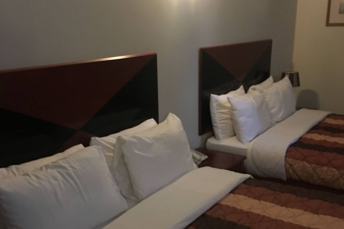 Habitación Deluxe | Ropa de cama de alta calidad, caja fuerte, escritorio