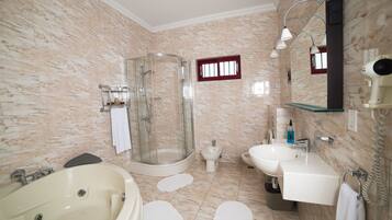 Combined shower/tub, free toiletries, hair dryer, towels