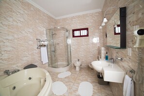 Een bad/douchecombinatie, gratis toiletartikelen, een haardroger