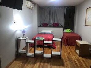 1 habitación, minibar, escritorio y cunas 