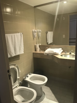 Shower, rainfall showerhead, free toiletries, bidet