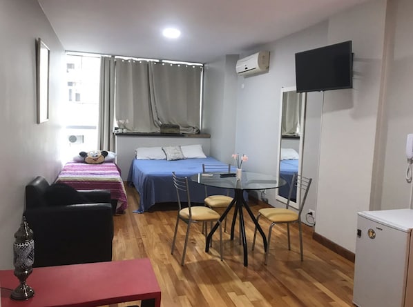 1 habitación, minibar, escritorio y cunas 