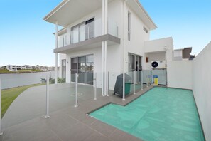 Outdoor pool - 4/84 The Anchorage, (Port Macquarie)